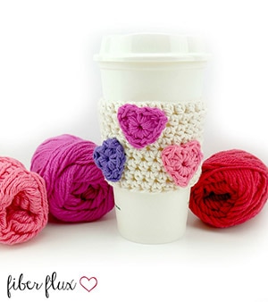 Candy Hearts Cup Cozy by @fiberflux | via Be Mine Coasters & Cozies - A LOVE Round Up by @beckastreasures | #crochet #pattern #hearts #kisses #valentines #love