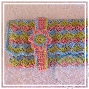 Three Color Multi Use Purse - Free Crochet Pattern by @CCWJoanita | Featured at Creative Crochet Workshop - Sponsor Spotlight Round Up via @beckastreasures | #fallintochristmas2016 #crochetcontest #spotlight #crochet #roundup