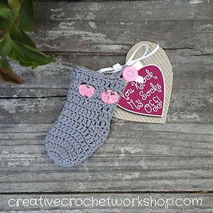 Sweet Kisses Mini Sock by @CCWJoanita | via I Heart Bags & Baskets - A LOVE Round Up by @beckastreasures | #crochet #pattern #hearts #kisses #valentines #love