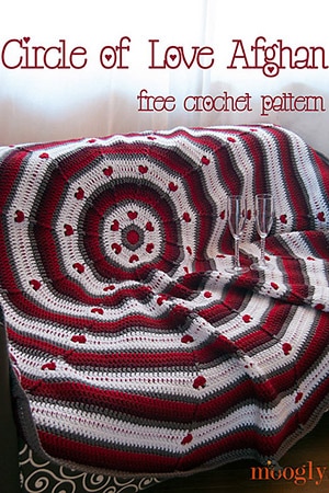 Circle of Love Afghan by @mooglyblog | via I Heart Blankets, Pillows & Rugs - A LOVE Round Up by @beckastreasures | #crochet #pattern #hearts #kisses #valentines #love