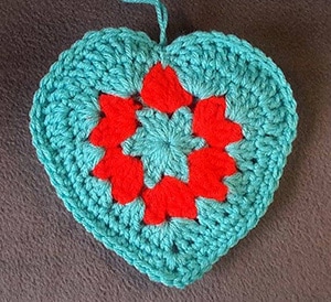 Crochet Granny Style Heart by @bobwilson123 | via I Heart Be Mine Appliqués - A LOVE Round Up by @beckastreasures | #crochet #pattern #hearts #kisses #valentines #love