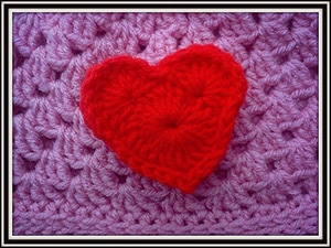 Crochet Heart Tutorial by @bobwilson123 | via I Heart Be Mine Appliqués - A LOVE Round Up by @beckastreasures | #crochet #pattern #hearts #kisses #valentines #love