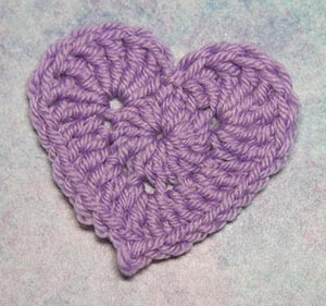 Crocheted Love by @Mamas2hands | via I Heart Be Mine Appliqués - A LOVE Round Up by @beckastreasures | #crochet #pattern #hearts #kisses #valentines #love