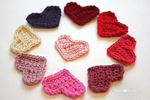 Easy Heart by @RepeatCrafterMe | via I Heart Be Mine Appliqués - A LOVE Round Up by @beckastreasures | #crochet #pattern #hearts #kisses #valentines #love