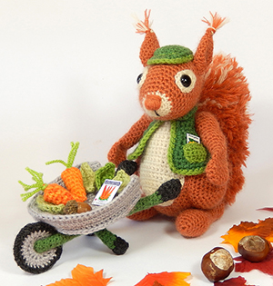Cyril the Squirrel - Crochet Pattern by @MojiMojiDesign | Featured at Moji-Moji Design - Sponsor Spotlight Round Up via @beckastreasures | #fallintochristmas2016 #crochetcontest #spotlight #crochet #roundup