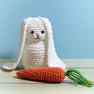 Bunny and Carrot | Featured at Tuesday Treasures #32 via @beckastreasures with @PetalstoPicots | #crochet