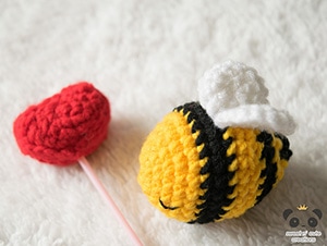 Bee My Valentine by @sncxcreations | via I Heart Toys - A LOVE Round Up by @beckastreasures | #crochet #pattern #hearts #kisses #valentines #love