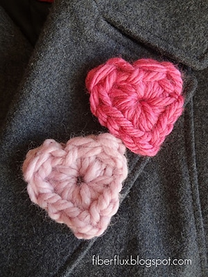 Chunky Heart Pin by @fiberflux | via I Heart Be Mine Appliqués - A LOVE Round Up by @beckastreasures | #crochet #pattern #hearts #kisses #valentines #love