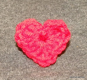 Crochet Heart Applique by @swirlssprinkles | via I Heart Be Mine Appliqués - A LOVE Round Up by @beckastreasures | #crochet #pattern #hearts #kisses #valentines #love
