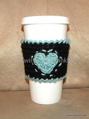 Valentine's Day Coffee Kozie by @swirlssprinkles | via Be Mine Coasters & Cozies - A LOVE Round Up by @beckastreasures | #crochet #pattern #hearts #kisses #valentines #love