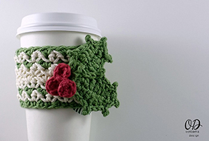 Festive Cup Cozy - Free Crochet Pattern by @OombawkaDesign | Featured at Oombawka Design - Sponsor Spotlight Round Up via @beckastreasures | #fallintochristmas2016 #crochetcontest #spotlight #crochet #roundup