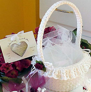 Flower Girl Basket by @cutecrochet | via 13 Premium #Wedding #Crochet #Patterns Round Up by @beckastreasures | #bride #love