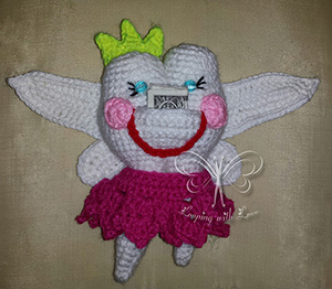 Forget Me Not Tooth Fairy Pillow - Crochet Pattern by @LoopingWithLove | Featured at Looping with Love - Sponsor Spotlight Round Up via @beckastreasures | #fallintochristmas2016 #crochetcontest #spotlight #crochet #roundup