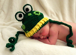 Ribbitz the Frog - Free Crochet Pattern by @SnappyTots Featured at Snappy Tots - Sponsor Spotlight Round Up via @beckastreasures | #fallintochristmas2016 #crochetcontest #spotlight #crochet #roundup 