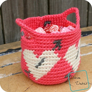 Tapestry Heart Basket by @divinedebrisweb | via I Heart Bags & Baskets - A LOVE Round Up by @beckastreasures | #crochet #pattern #hearts #kisses #valentines #love