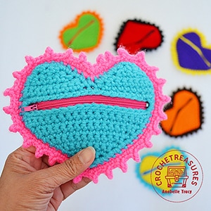 Heart Coin Purse by @anabelletracy | via I Heart Bags & Baskets - A LOVE Round Up by @beckastreasures | #crochet #pattern #hearts #kisses #valentines #love