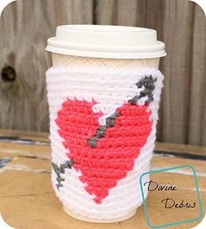 Tapestry Heart Mug Cozy by @divinedebrisweb | via Be Mine Coasters & Cozies - A LOVE Round Up by @beckastreasures | #crochet #pattern #hearts #kisses #valentines #love