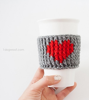 Heart Cup Cozy by @1dogwoof | via Be Mine Coasters & Cozies - A LOVE Round Up by @beckastreasures | #crochet #pattern #hearts #kisses #valentines #love