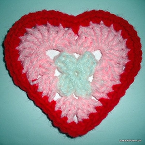 Heart Coaster or Applique by @Jessie_AtHome | via I Heart Be Mine Appliqués - A LOVE Round Up by @beckastreasures | #crochet #pattern #hearts #kisses #valentines #love