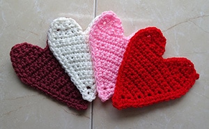 Crochet Heart Motif Applique by @MeladoraCrochet | via I Heart Be Mine Appliqués - A LOVE Round Up by @beckastreasures | #crochet #pattern #hearts #kisses #valentines #love
