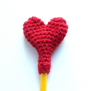 Heart Pencil Topper by @cuddlebugkids | via I Heart Toys - A LOVE Round Up by @beckastreasures | #crochet #pattern #hearts #kisses #valentines #love