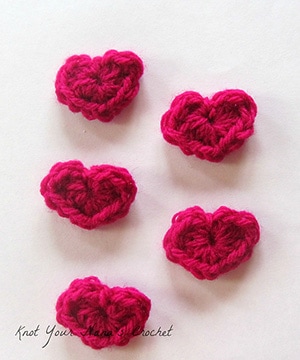 Mini Heart Applique by @KYNC2010 | via I Heart Be Mine Appliqués - A LOVE Round Up by @beckastreasures | #crochet #pattern #hearts #kisses #valentines #love