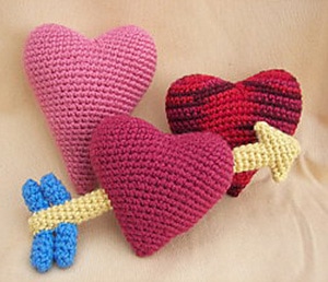 Stuffed Candy Hearts by #CraftyDeb | via I Heart Toys - A LOVE Round Up by @beckastreasures | #crochet #pattern #hearts #kisses #valentines #love
