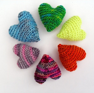 Valentine's Day Hearts, 3 Sizes by @FreshStitches | via I Heart Toys - A LOVE Round Up by @beckastreasures | #crochet #pattern #hearts #kisses #valentines #love