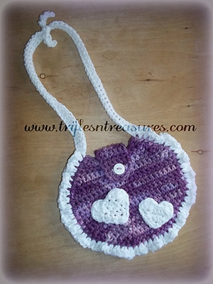 Hearts A-Flutter Purse by @TriflsNTreasurs | via I Heart Bags & Baskets - A LOVE Round Up by @beckastreasures | #crochet #pattern #hearts #kisses #valentines #love