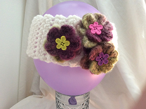 Ear Warmer with Felted Flowers - Free Crochet Pattern by @lisakingsley4 | Featured at Lisa Kingsley Designs - Sponsor Spotlight Round Up via @beckastreasures | #fallintochristmas2016 #crochetcontest #spotlight #crochet #roundup