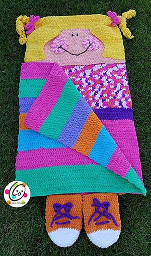 Flat Snappy Bed Blanket - Crochet Pattern by @SnappyTots Featured at Snappy Tots - Sponsor Spotlight Round Up via @beckastreasures | #fallintochristmas2016 #crochetcontest #spotlight #crochet #roundup