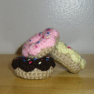 Mini Donuts Cat Toy - Free Crochet Pattern by @melissaspattrns | Featured at Melissa's Crochet Patterns - Sponsor Spotlight Round Up via @beckastreasures | #fallintochristmas2016 #crochetcontest #spotlight #crochet #roundup