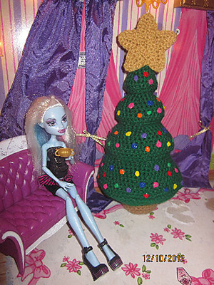 A Doll's Christmas Tree - Free Crochet Pattern by @melissaspattrns | Featured at Melissa's Crochet Patterns - Sponsor Spotlight Round Up via @beckastreasures | #fallintochristmas2016 #crochetcontest #spotlight #crochet #roundup