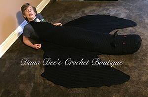 Bulky Bat Blanket - Crochet Pattern by #DanaDeeCrochet | Featured at Dana Dee Crochet - Sponsor Spotlight Round Up via @beckastreasures | #fallintochristmas2016 #crochetcontest #spotlight #crochet #roundup