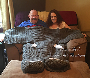 Bulky Elephant Blanket for Two - Crochet Pattern by #DanaDeeCrochet | Featured at Dana Dee Crochet - Sponsor Spotlight Round Up via @beckastreasures | #fallintochristmas2016 #crochetcontest #spotlight #crochet #roundup