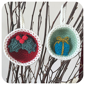 Christmas Bauble Ornament, Gift & Holly | Featured at Tuesday Treasures #17 via @beckastreasures with #LauraLovesCrochet | #crochet
