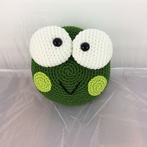 Decorative Frog Pillow Pal - Free Crochet Pattern by @lisakingsley4 | Featured at Lisa Kingsley Designs - Sponsor Spotlight Round Up via @beckastreasures | #fallintochristmas2016 #crochetcontest #spotlight #crochet #roundup