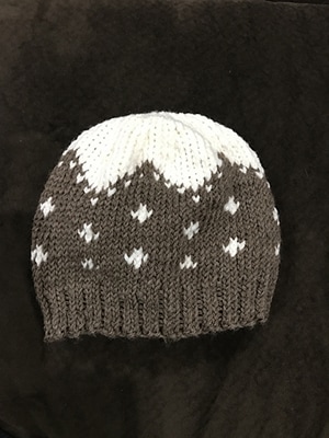 Snow Capped Beanie | Friday Feature #20 via @beckastreasures with #MidnattsolDesign | See the latest designer features here: https://goo.gl/UIvoYx OR SIGN UP to get featured at Rebeckah's Treasures here: https://goo.gl/xjDP52 #knitting