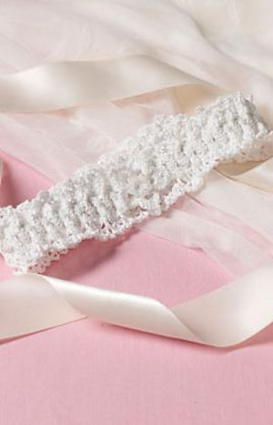 Bride's Garter by @Mamas2hands | via 20 #Free #Wedding #Crochet #Patterns Round Up by @beckastreasures | #bride #love