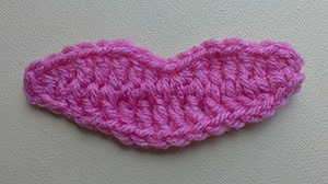 Crochet Lips Tutorial by @bobwilson123 | via I Heart Be Mine Appliqués - A LOVE Round Up by @beckastreasures | #crochet #pattern #hearts #kisses #valentines #love