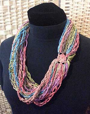 Loopy de Loop Necklace | Featured at Tuesday Treasures #25 via @beckastreasures with @Mamas2hands | #crochet