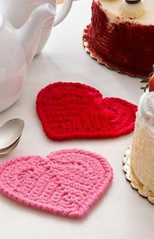Valentine Heart Coaster by @Mamas2hands via @RedHeartYarns | via Be Mine Coasters & Cozies - A LOVE Round Up by @beckastreasures | #crochet #pattern #hearts #kisses #valentines #love