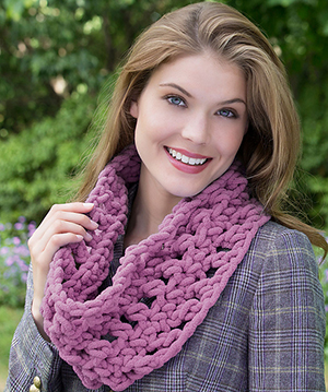 So Soft Cowl - Free Crochet Pattern by @redheartyarns | Featured at Red Heart - Sponsor Spotlight Round Up via @beckastreasures | #fallintochristmas2016 #crochetcontest #spotlight #crochet #roundup