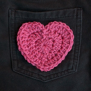 Heart Applique by @petalstopicots | via I Heart Be Mine Appliqués - A LOVE Round Up by @beckastreasures | #crochet #pattern #hearts #kisses #valentines #love
