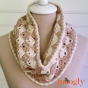 Oh My Cowl | Featured at Tuesday Treasures #16 via @beckastreasures with @mooglyblog | #crochet