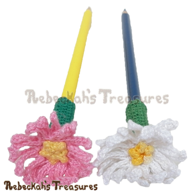 Dainty Daisy Pencil Topper / Finger Puppet | FREE crochet pattern via @beckastreasures | Looking for quick and easy last minute gifts to crochet? Try this delicate Dainty Daisy Flower Pencil Topper pattern. It's fun for all ages and perfect for last-minute gifts or bulk gifting events! #daisy #crochet #penciltopper #fingerpuppet