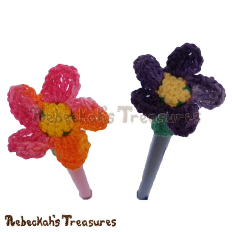 Basic Flower Pencil Topper / Finger Puppet | FREE crochet pattern via @beckastreasures | Looking for quick and easy last minute gifts to crochet? Try this Basic Flower Pencil Topper pattern. It's fun for all ages and perfect for last-minute gifts or bulk gifting events! #flower #crochet #penciltopper #fingerpuppet