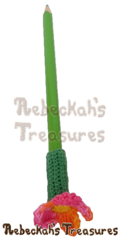 Basic Flower Pencil Topper / Finger Puppet | FREE crochet pattern via @beckastreasures | Looking for quick and easy last minute gifts to crochet? Try this Basic Flower Pencil Topper pattern. It's fun for all ages and perfect for last-minute gifts or bulk gifting events! #flower #crochet #penciltopper #fingerpuppet