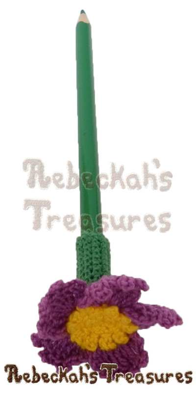 Forget-Me-Knot Flower Pencil Topper / Finger Puppet | FREE crochet pattern via @beckastreasures | Looking for quick and easy last minute gifts to crochet? Try this stunning Forget-Me-Knot Flower Pencil Topper pattern. It's fun for all ages and perfect for last-minute gifts or bulk gifting events! #flower #crochet #penciltopper #fingerpuppet