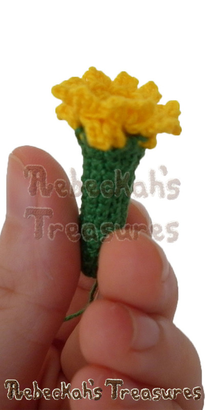 WIP Picture | Completed Base of the Forget-Me-Knot Flower via @beckastreasures | FREE Pencil Topper / Finger Puppet Crochet Pattern!